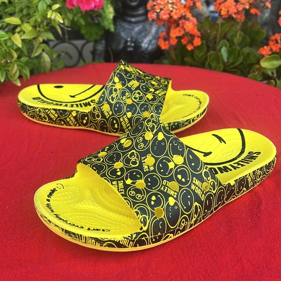 RARE 🥰😉 CROCS Smiley World “Smiley Face” Yellow & Black Slides / Sandals 😉🥰 - Picture 14 of 17